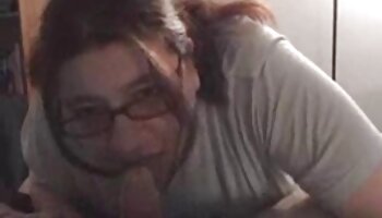 Une soeur ok google film porno gratuit à la peau claire embrasse le corps d'une lesbienne