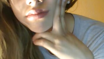 Fille japonaise avec d'énormes vidéos porno hd canettes prend 4 bites
