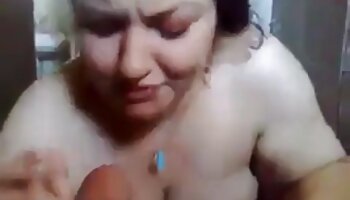 Scarlett O Ryan, mature, se déchaîne en films x africain taquinant son clitoris avec un vibromasseur