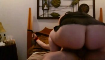 Rejoignez la vidéopornofrançais chaude blonde PLUSHCAM en culotte rose en train de se masturber devant Lovense
