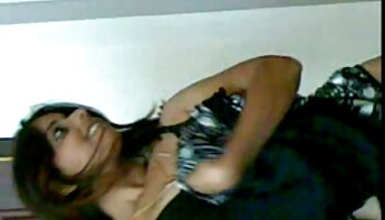 Kinky vieille lesbienne s'amusant avec une ado femme fontaine tukif excitée